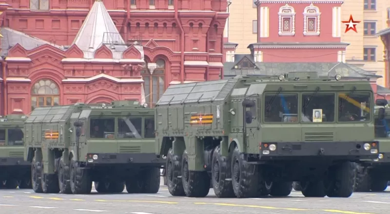 俄羅斯勝利日閱兵，「伊斯坎德爾 -M 」彈道導彈系統發射車。 圖:新華社直播