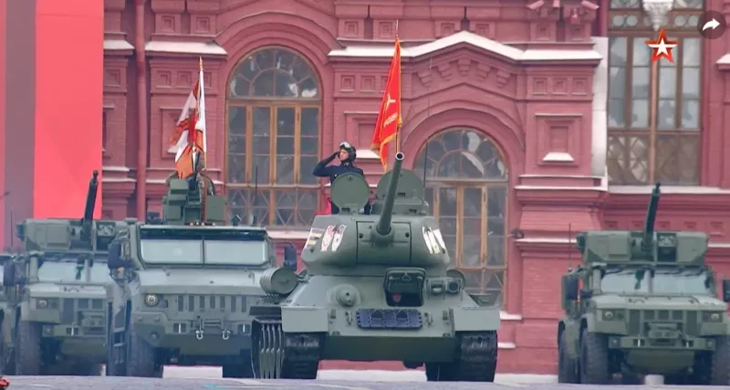 俄羅斯勝利日閱兵，「颱風」裝甲車。 圖:新華社直播