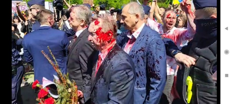 俄羅斯駐波蘭大使安德烈耶夫在5月9日「勝利日」向華沙「蘇軍戰士墓」獻花時遇襲，被人潑了一身紅油漆。   圖：翻攝Expat in Poland推特