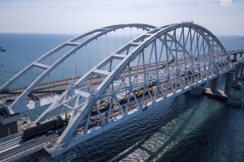 克里米亞大橋連接俄羅斯本土與克里米亞半島，上層是公路，下層是鐵路。   圖：截自推特@PMSimferopol
