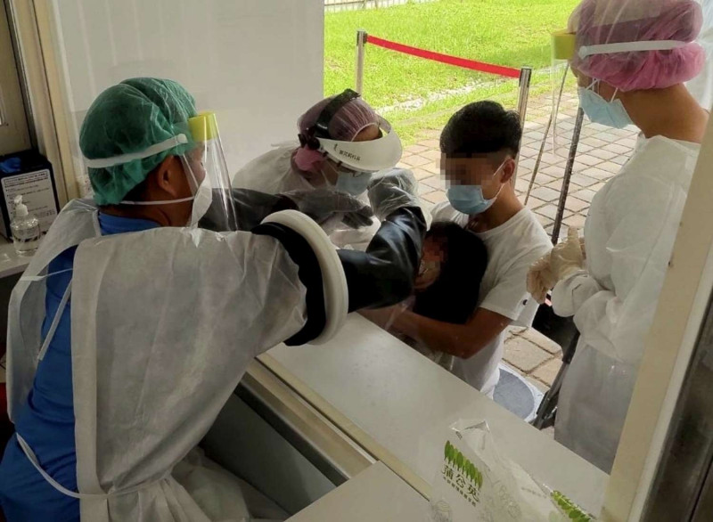 新竹市長林智堅宣布，馬偕、台大、國泰今起可一站式PCR、看診、領藥。   圖：新竹市政府提供