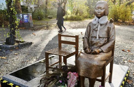 設在德國柏林米特區的「慰安婦」雕像。   圖：翻攝自環球網
