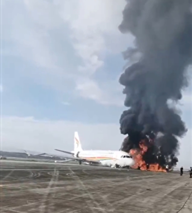 重慶機場航班意外起火，造成至少36人受傷送醫。   圖 : 影片截圖