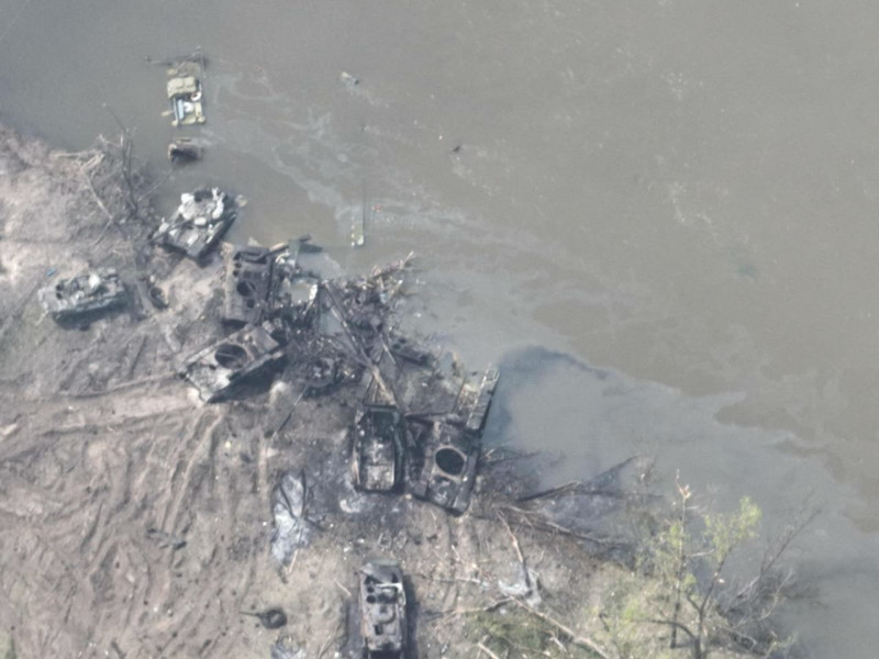 烏軍炸毀了比洛霍里夫卡（Bilohorivka）村附近的兩座浮橋，許多在橋頭的俄軍坦克車頂被炸飛。   圖：翻攝自@UAWeapons推特