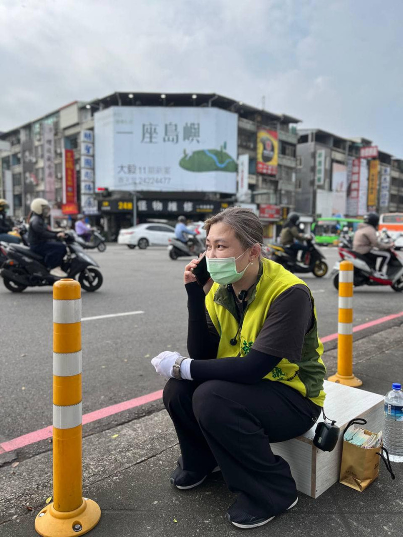 賴佳微是民進黨在台中市北區唯一現任市議員，在街頭拜票時常常被迫中斷，趕緊解決選民請託之事。   取自賴佳微臉書