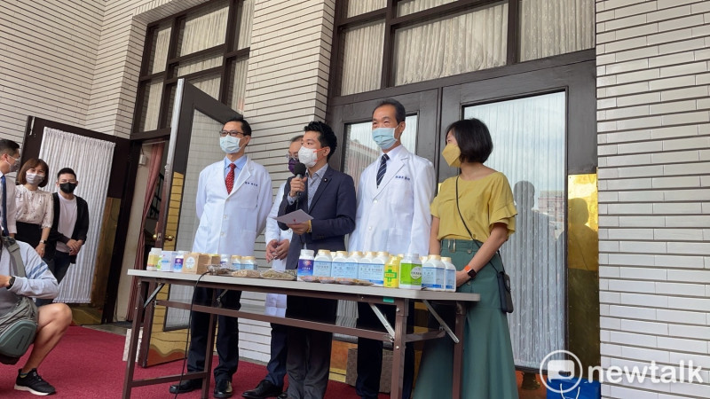 民進黨立委何志偉(左二)偕同台北市中醫師公會召開記者會。   圖:陳佩君/攝