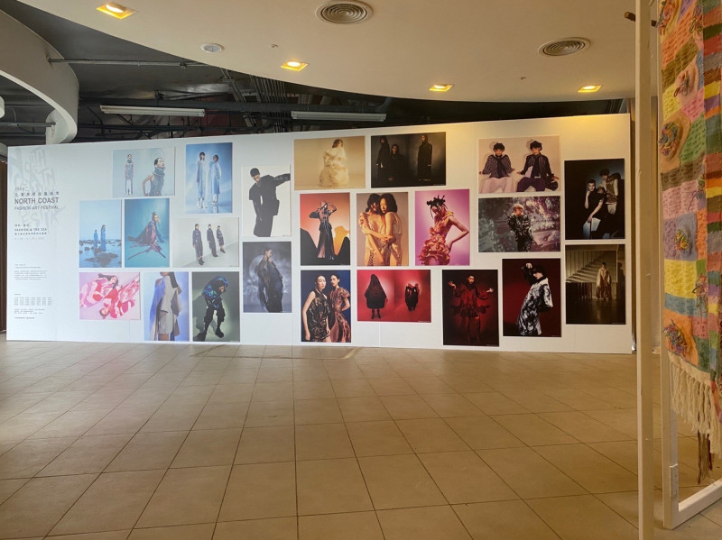 時尚展覽入口處的掛畫牆面，展出23幅精美時尚攝影作品。   圖：新北市漁業處提供