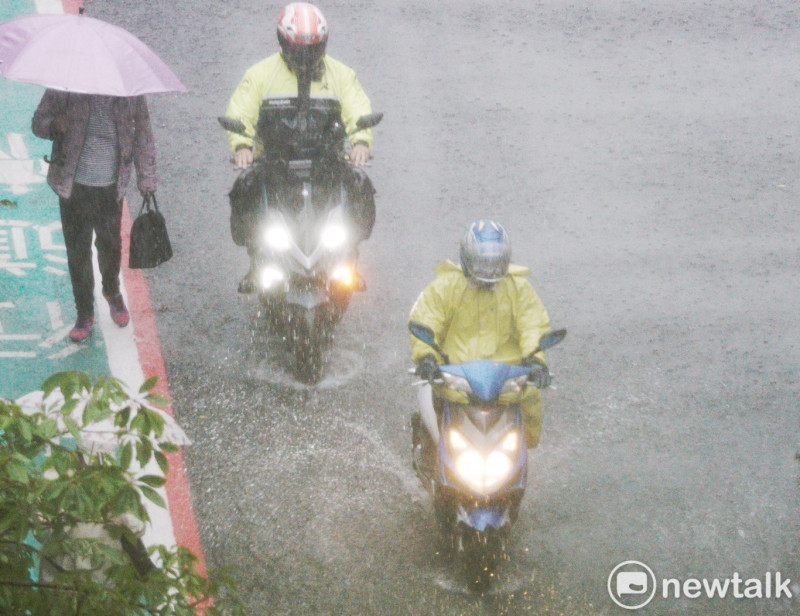 中央氣象局表示，梅雨鋒面今晚抵達台灣上空，西部、東北部降雨最明顯（資料照）。   圖：張良一/攝