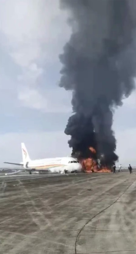 中國西藏航空公司的一架飛機於重慶江北國際機場起飛時，偏出跑道起火。   圖：翻攝自南都即時