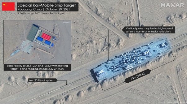 衛星偵測發現到中共解放軍在新疆塔克拉瑪干沙漠設立的航母標靶。   圖 : 翻攝自MAXAR衛星