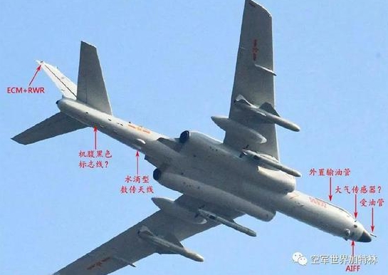 可掛大型彈道導彈的中國空軍轟-6N 戰機。 圖 : 翻攝自維信/空軍世界加特林