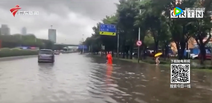 中國廣東暴雨，路上一片汪洋。   圖 : 翻攝自廣東新聞台