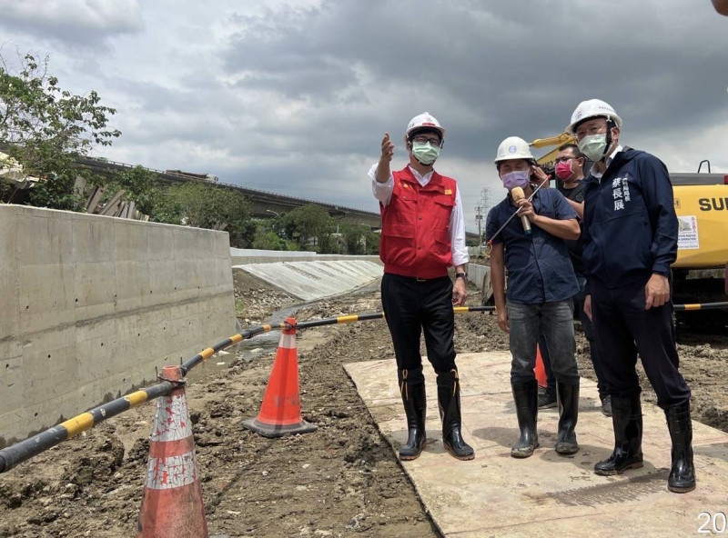 陳其邁(左)雨季前關心治水工程進度。   圖：高雄市政府提供