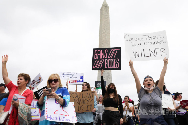 美國大批示威群眾14日聚集在華盛頓紀念碑前，高舉「禁令不要碰我身體」等標語，捍衛婦女墮胎權。   圖/中央社