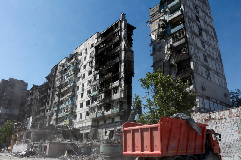 烏克蘭南部城市馬立波（Mariupol）遭俄軍攻擊後滿目瘡痍。   圖：達志影像/美聯社