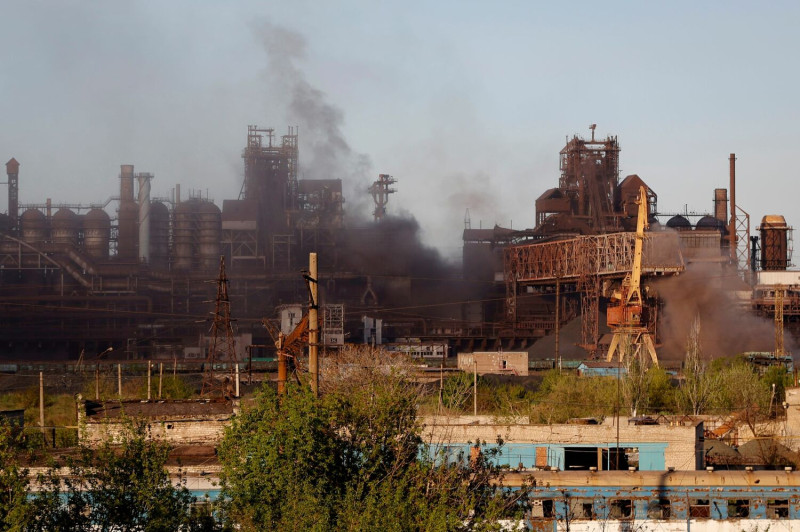 日前，俄軍在烏克蘭東部馬立波的砲擊中，亞速鋼鐵廠冒出大量濃煙。   圖：達志影像/美聯社