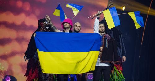 烏克蘭樂團「卡路什」15日勇奪2022年歐洲歌唱大賽冠軍，原本6名男性團員，但其中1人正在打仗，無法參賽。   圖：翻攝自歐洲電視網臉書