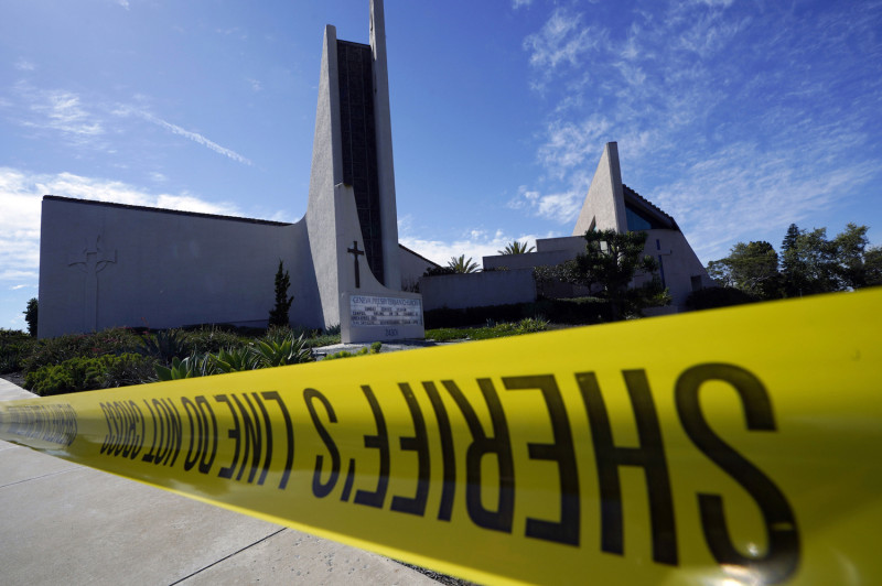 在週日發生致命槍擊事件後，警方於教堂外圍拉起了警戒線。   圖：達志影像／美聯社