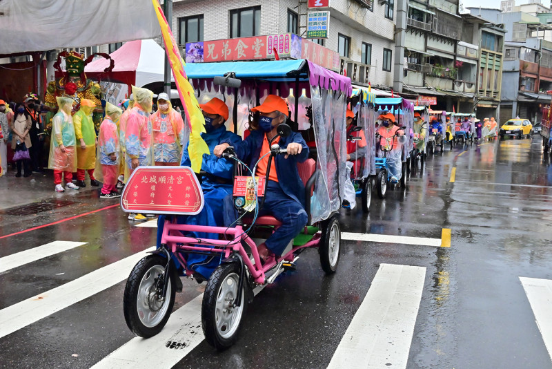 首創電動四輪車陪同二媽回娘家。   圖：金山區公所提供