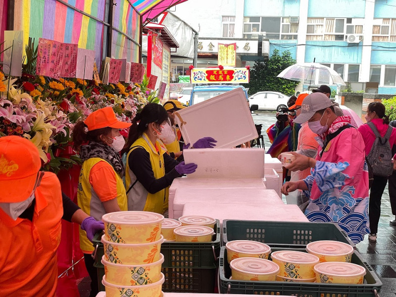 餐食補給站全面改採單份個人包裝。   圖：金山區公所提供