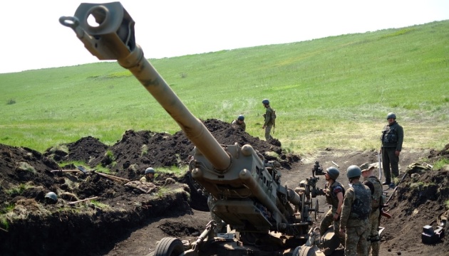 烏庫蘭狙擊手安德烈表示，狙擊手經常探查俄羅斯的陣地並展開砲擊。圖為烏克蘭士兵操作美國軍援 M777 榴彈砲。   圖： 翻攝自Commander-in-Chief of the Armed Forces（資料照）