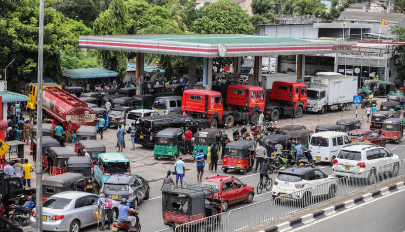 斯里蘭卡經濟急遽滑落，首都可倫坡街頭出現搶著加油的車輛、人潮。(資料照)   圖：翻攝Nga Kor Ming推特
