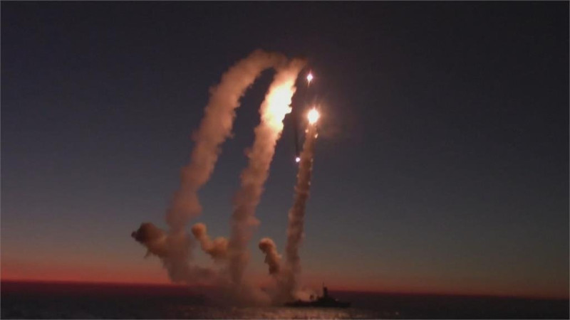 俄羅斯國防部宣稱使用海基3M-54「口徑」(Kalibr)巡弋飛彈，摧毀準備運往烏東頓巴斯戰場的美歐武器和軍事裝備。   圖：俄羅斯國防部影片截圖