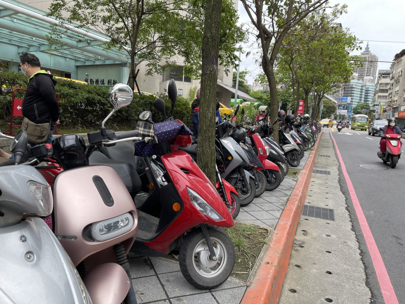亞東醫院附近人行道被民眾停放不少機車。   圖：民眾提供