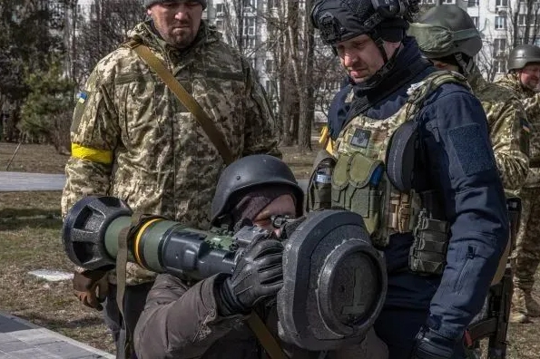 領土防衛部隊士兵訓練操作美製標槍飛彈。   圖 : 翻攝自烏克蘭領土防衛部