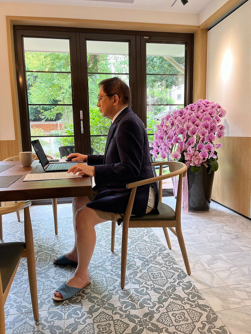 台大校長管中閔在臉書分享自己的線上會議穿搭。 圖:翻攝自管中閔 臉書