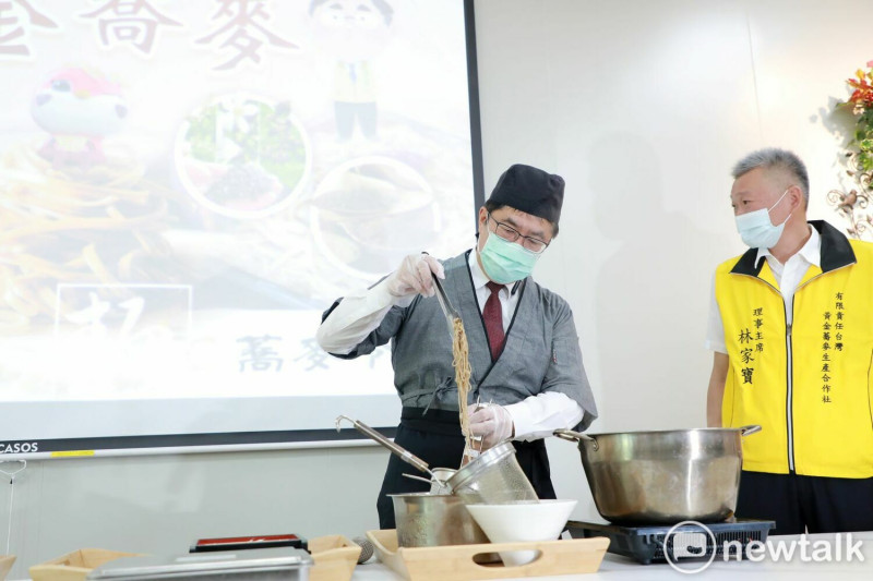 黃金蕎麥探索館舉辦「黃金蕎麥合作備忘錄簽訂儀式」，由台南市長黃偉哲、農糧署南區分署長羅正宗、西拉雅國家風景區管理處長徐振能共同見證，黃偉哲也下廚秀廚藝，邀請全國朋友來品嚐蕎麥麵的Q彈口感和美妙滋味。   圖：黃博郎／攝