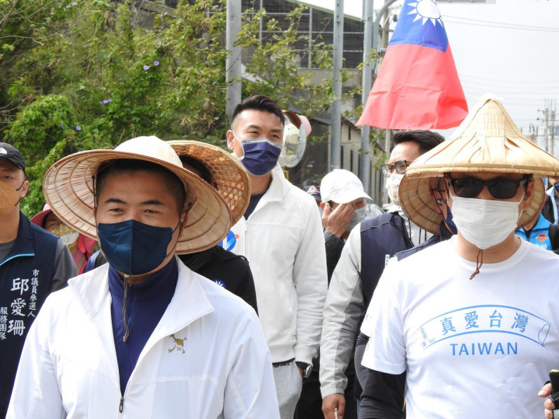 顏寬恒（左）表示，過去朱立倫阻擋羅智強（右）的種種理由是「為卡羅而卡羅」。   圖：翻攝顏寬恒臉書