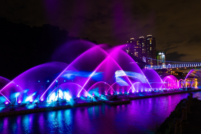 水幕投影、水舞躍動、絢彩雷射燈光與碧潭吊橋互相輝映。   圖：新北市觀旅局提供