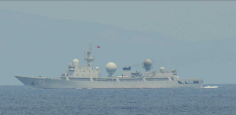 日本防衛省統合幕僚監部公布：解放軍舷號795的815型電子偵察艦，19日從日本大隅海峽穿越返回東海。   圖：翻攝統合幕僚監部官網