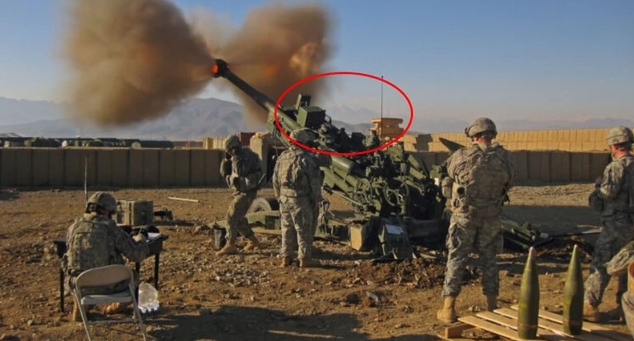 提供給烏克蘭的 M777 榴彈砲原先拆除了美軍自用的數位化火控系統 (劃紅線部分)，以防這種關鍵設備落入俄軍手中。 圖 : 翻攝自樞密院十號