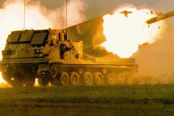 英國外交部1日發表聲明，稱將提供能夠打擊最遠80公里外目標的「M270」多管火箭發射器，以提升烏克蘭軍隊的能力。   圖 : 翻攝自KKNews