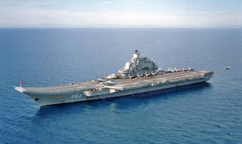 俄國海軍「唯一的航母」庫茲涅佐夫海軍上將號(舷號063)，進入俄羅斯北方艦隊聯合戰略司令部所在地北莫爾斯克海軍基地第35海軍修船廠船塢，將進行「現代化」升級作業的最後程序。   圖：翻攝維基百科/公有領域