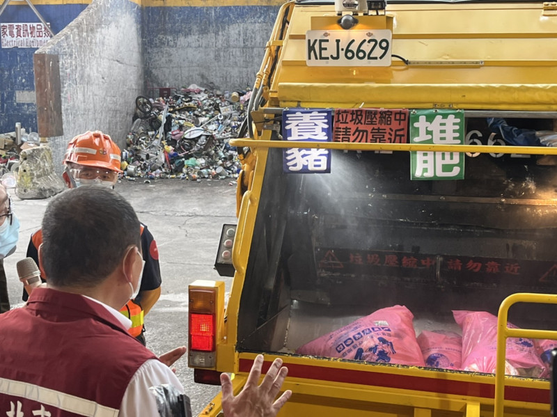循線垃圾車加裝消毒噴霧系統，在收運途中對民眾交付的垃圾消毒，保護市民也保護隊員。   圖：新北市環保局提供