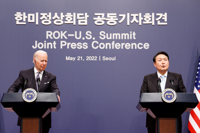 美國總統拜登（左）五月時亞洲行，與南韓總統尹錫悅共同舉行聯合記者會。   圖：達志影像 / 路透社（資料照片）