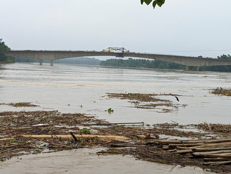 來自印度東北部的洪水在巴拉克河（Barak River）潰決一處主要堤岸後，薩基甘（Zakiganj）至少100個村莊被洪水淹沒。   圖/翻攝自推特