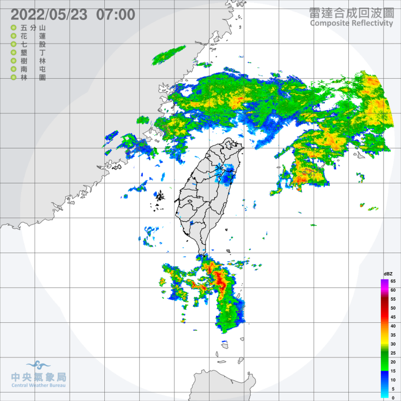 北部上方有零散的雲層，逐漸向台灣靠近。氣象局指出，今天北部、東半部地區與金門、馬祖將開始轉為局部短暫陣雨的天氣。   圖：中央氣象局/提供