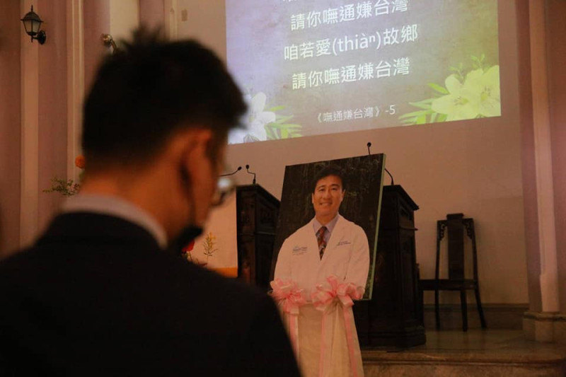 台灣基督教長老教會22日舉辦「走過政治仇恨與暴力創傷的死蔭幽谷」祈禱會，向鄭達志醫師致上最深切的哀悼與敬意。   圖：民進黨提供