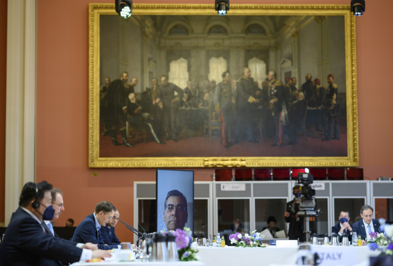 G7衛生部長於19至20日在柏林召開會議，螢幕中的人為美國衛生部長貝塞拉（Xavier Becerra），由於感染新冠肺炎無法親自出席。   圖：達志影像／美聯社