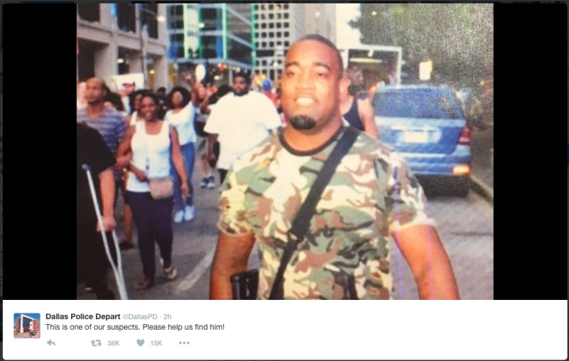 針對槍擊警員事件，達拉斯警方公佈嫌疑犯照片，希望民眾協尋。   圖：翻攝自達拉斯警方推特