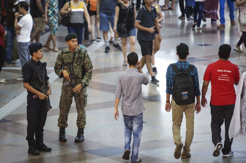面對恐攻威脅，馬來西亞吉隆坡中央車站，可見軍警荷槍加強巡邏。   圖：達志影像/美聯社