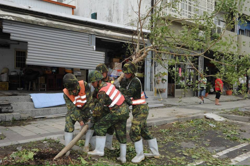 國軍投入台東救災的行列。   圖：行政院提供