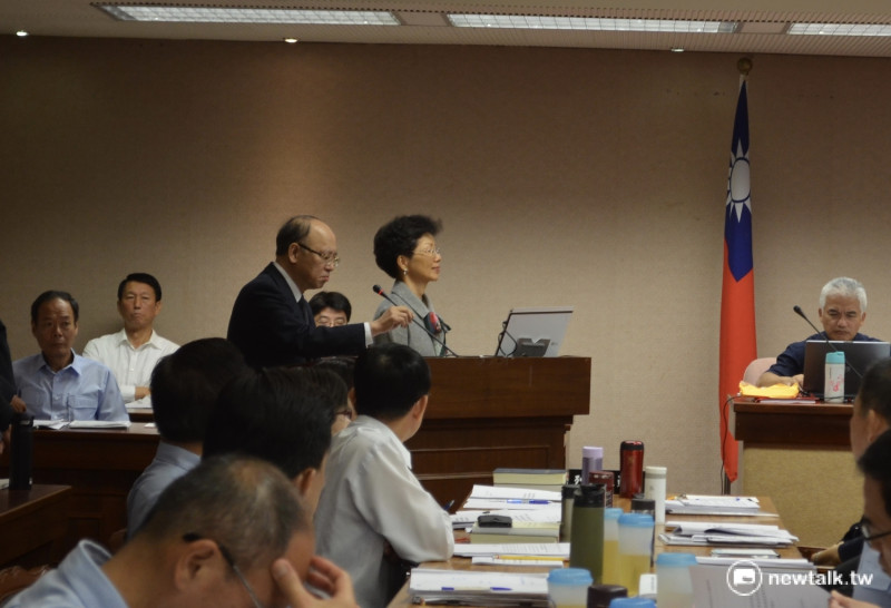 陸委會主委張小月（右二）11日出席立法院內政委員會備詢。   圖：柯昱安/攝