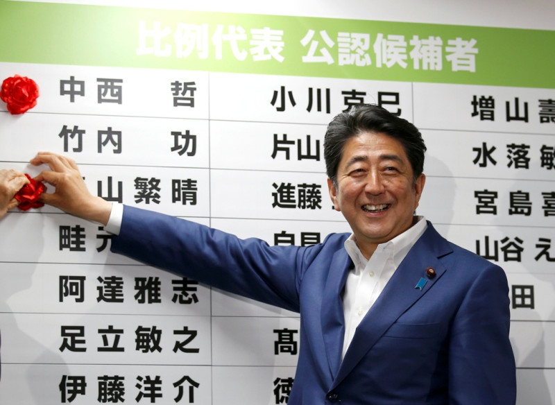 日本參議院10日改選，11日結果出爐，執政聯盟大勝，首相安倍晉三笑容滿面。   圖:達志影像/路透社資料照片