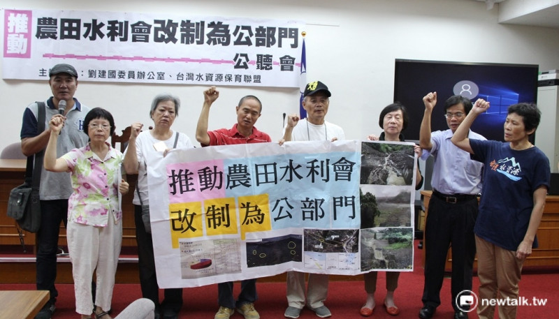 台灣水資源保育聯盟發言人陳椒華(右1)表示，農田水利會賣水賣地獲利，卻不受監督，應改制為公部門。   圖：林湘芸/攝