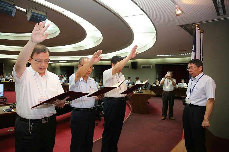 台北市政府12日上午舉行新任交通、財政以及捷運局長布達儀式。   圖：台北市政府提供